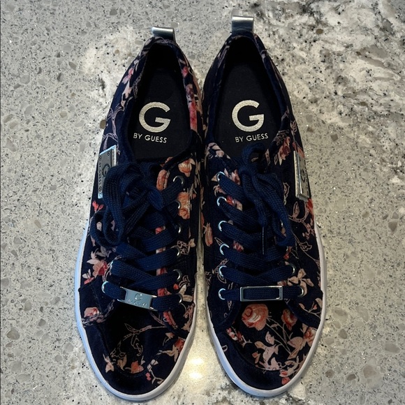 NWOB GUESS Women's Navy and Pink Floral Sneakers - Picture 5 of 10